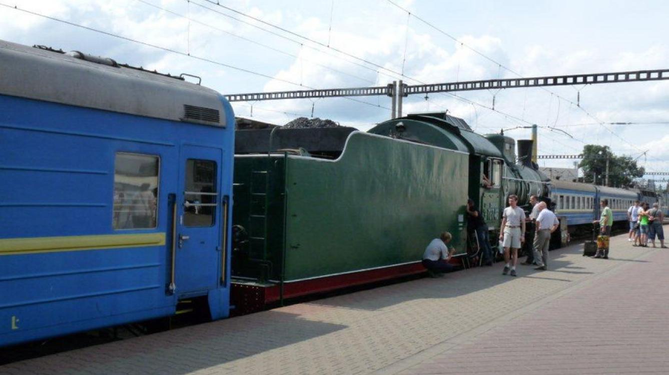 Kiev: la gare centrale un train vapeur historique