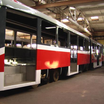 Kiev en 2005, construction d'une Tatra articulée triple a l'atelier du réseau Est