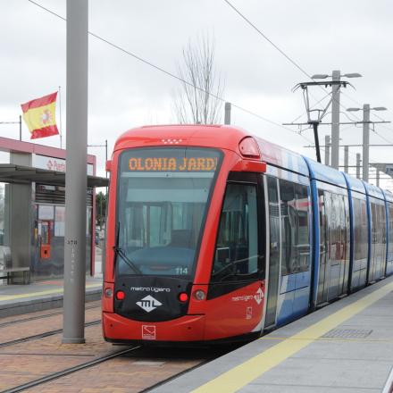 Aujourd’hui à Madrid il fait gris et venteux, c’est une bonne journée pour visiter les transports urbains. Depuis la Puerta-del-Sol où se situe mon hôtel, je pars vers l’ouest de la capitale. Par une série de correspondances, je rejoins la ligne de tramway ML 3 que je parcours jusqu’à son terminus de PUERTA-DE-BOADILLA. Longue de 13,7 km, c’est la plus étendue des trois lignes du « métro léger » madrilène. Le vent qui souffle en rafales fait flotter l’emblème national espagnol.