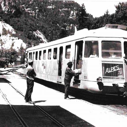 l'ABH ZZ 21 des CP en gare d'Annot le 5/08/1971
