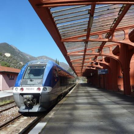 En gare de Breil l'AGC X 76584 vient d'arriver de Nice