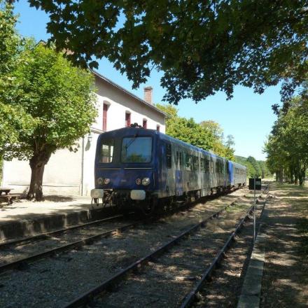Les X 2140 et 2144 stationnent en gare de Troo