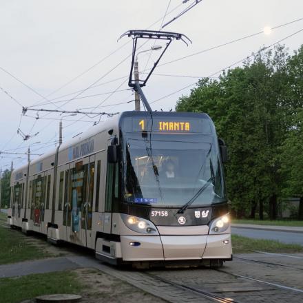 Riga : Tramway Skoda type 15t N° 57158à Alexandra Grina Bulvaris Riga : Tramway Skoda type 15t N° 57158 à Alexandra Grina Bulvaris