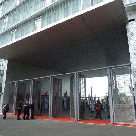 RER E - Nanterre-la Folie, l'entrée du BV sous un porche d'immeuble