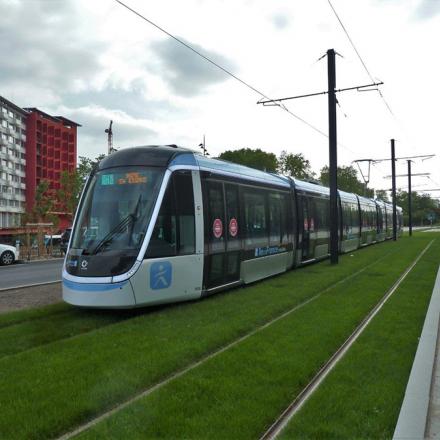 Tram arrivant au terminus Croix-de-Berny