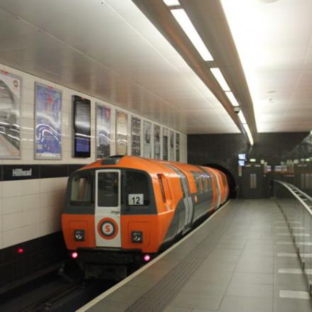 Hillhead station avec un quai par sens de circulation