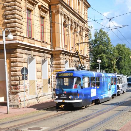 Tramway Tatra T3 à voie normale. Sur la ligne 2 / 3 rue Masarykova vers les arrêts Prumyslova Skola (Ecole d’industrie) et Muzeum. (Devant ce musée de la technique est exposée une 030T Krauss). Sur cette branche actuellement exploitée uniquement en VN, le troisième rail de la VM ne sert pas.