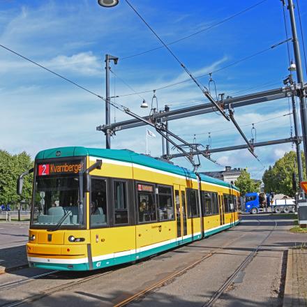 La rame n°47 passe sous une section mobile de caténaire (tramways de Norrkoping (2023))