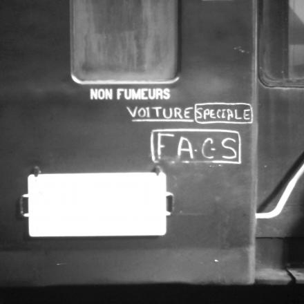 Epoque heureuse pour les amateurs de chemins de fer où on pouvait faire atteler une voiture supplémentaire à l’omnibus partant de Saint Charles pour Toulon vers les 9 heures.